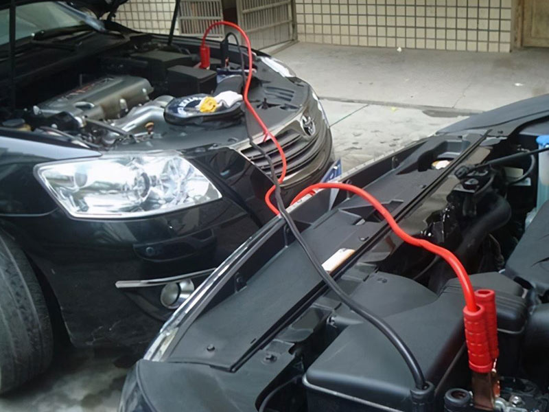 汽車(chē)搭電(diàn)救援
