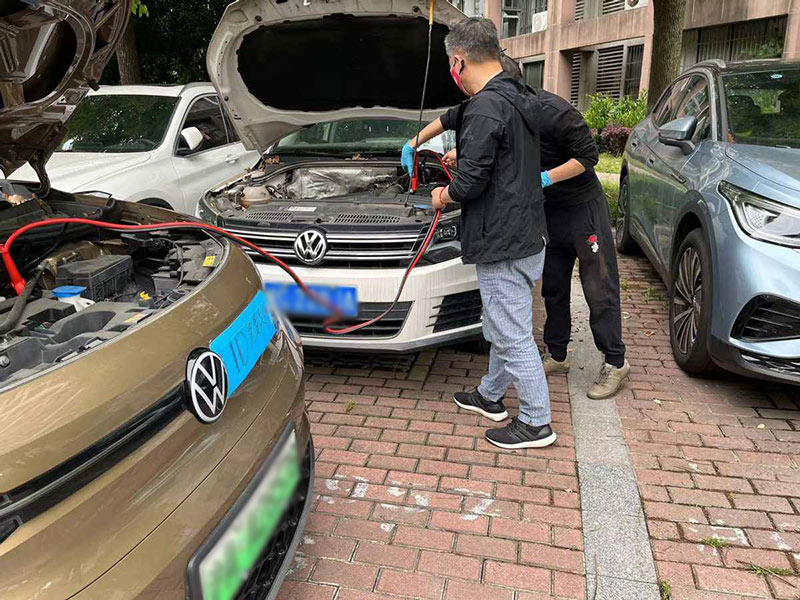 汽車(chē)搭電(diàn)救援