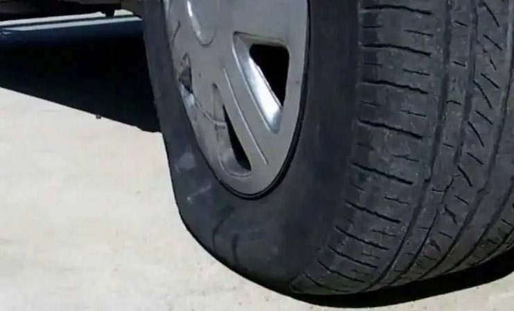 汽車(chē)救援告訴您爆胎的原因以及處理(lǐ)方案