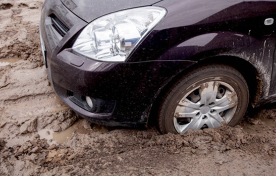 道路救援提示泥濘的道路遇到汽車(chē)打滑怎麽辦(bàn)？
